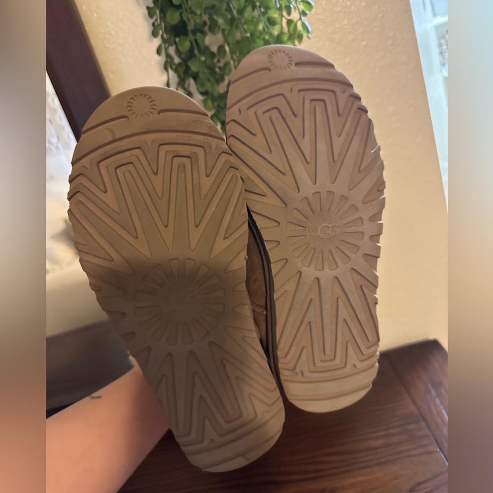 UGG Tan Boots with Cream Fur & Bow - Picture 7 of 7